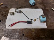The capacitor is the round tube that the wire broke off of. The flasher is in the clip. 