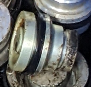 Very short piston skirt. less than half of piston depth.