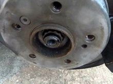 You can see the hub passes through the rotor as it should.