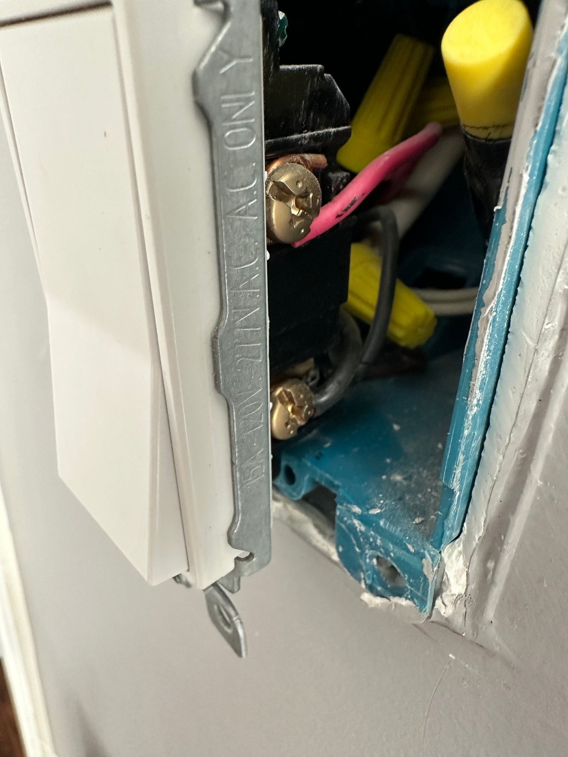 Disabling a switch to outlet, but keep the outlet live DoItYourself