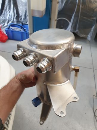 5" diameter catch can. Around 2.5L capacity. Internal baffling to pull oil vapour from the air.