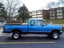 It has a leveling kit but it didnt do much cant wait till i install the lift kit i got