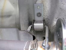 Front exhaust hanger using heat sheat bolt