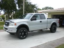 3in leveling kit with 305/60 Mud Countrys on 18x9 Moto Metal 951s