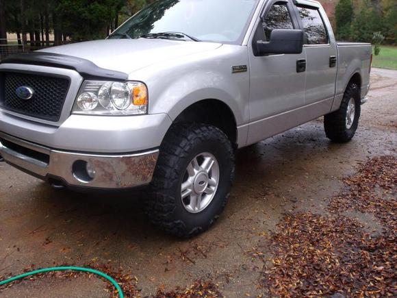 2.5" leveling kit with 35/12.50/17 Grapplers! Truck has come a long way since i bought it!!