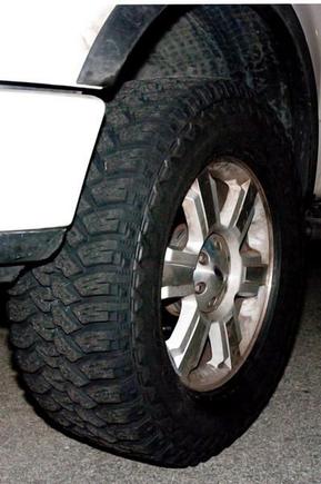 Dunlop Maxx Traction
325/60/20 on factory FX4 rims