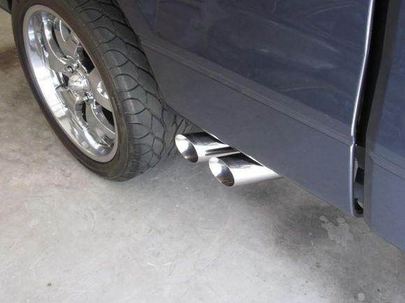 Alternative view of exhaust exit for MagnaFlow #16617.
