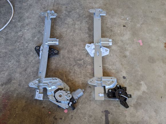 Note some differences..OEM left, Aisin right.
 Suffice to say Aisin isn't the original manufacturer.
And to think I put out extra funds, omitting a full assembly with new motor to get their brand. 🥲
It seems to have even more play at the guide.. But I haven't test driven yet to find out if it vibrates.