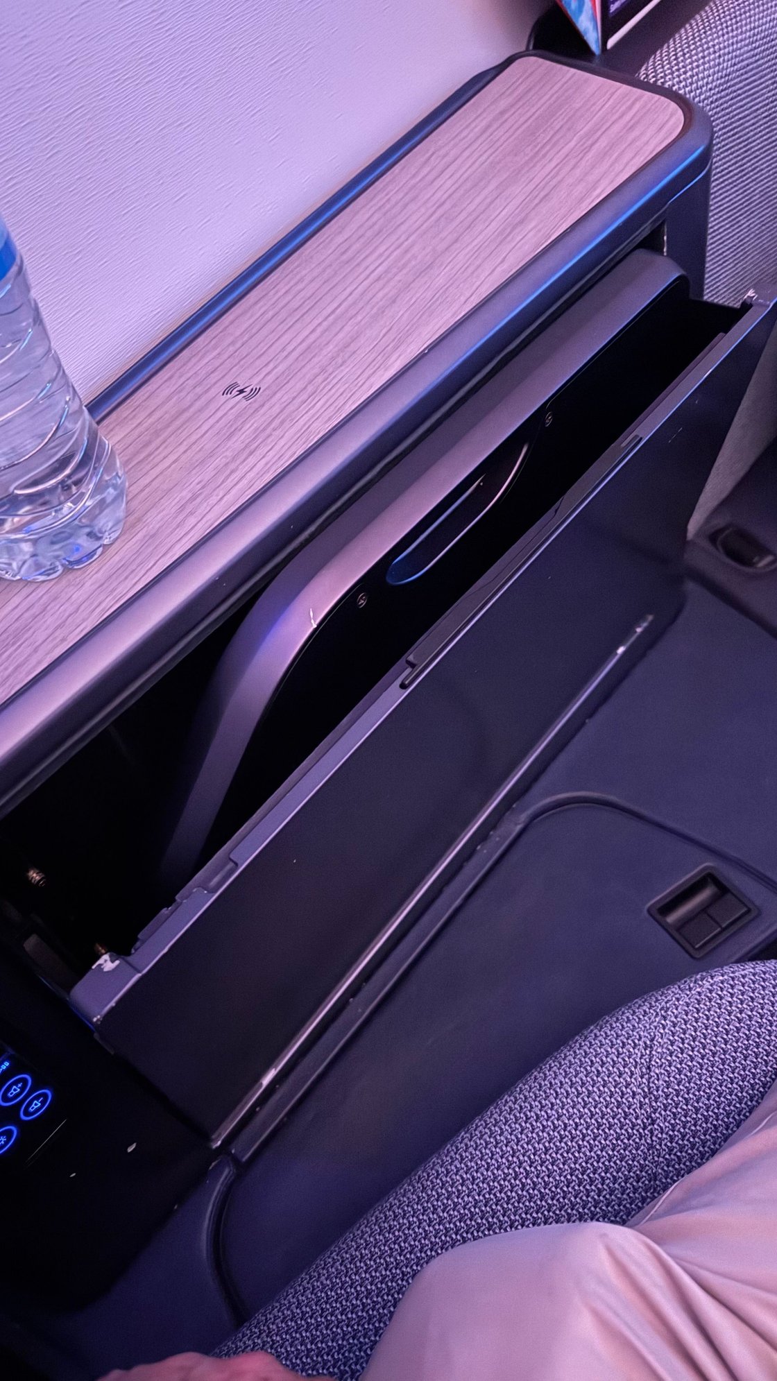 Tray Table released (1J)