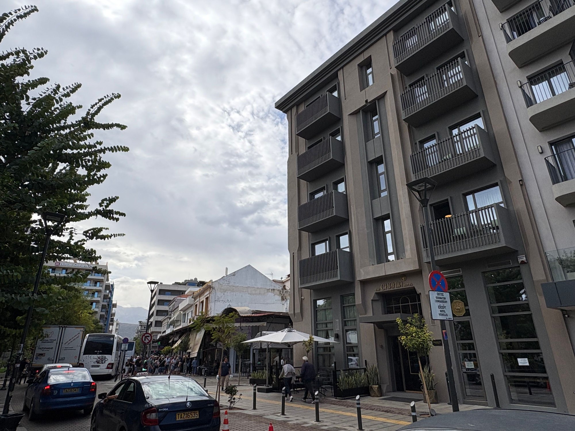 The tourbus in the left corner of the photo, diagonal of the hotel's entrance, dropping off daytrippers from the Seabourn Quest/Silver Nova/ Holland America Oosterdam