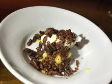 Chef's seasonal dessert:
- Luikse wafels with eggnog, chocolate and vanilla yoghurt icecream