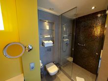 Bathroom of Premium Room (Superior Room) / Indigo Berlin Ku'damm