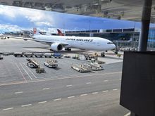The jal boeing 777 300 er that will be my plane in a couple of hours just arrived on stand at gate 52at 1500 about ten minutes early.only 1 jetty at each gate in hel iirc
