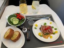For the smoked salmon haters, you will note the tuna tataki served on this flight. 