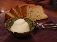Chiffon cake with pear ice-cream