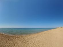 Here you usually have to walk a few hundred meters to find a nice empty spot.