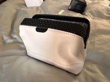 Ladies’ first class bag on QR817. Same contents as men’s, very nice zipperless design! Jealous.