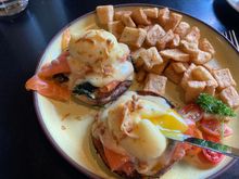THE BENEDICTINE CAD 29
Two eggs benedict, smoked salmon, spinach, and tarragon hollandaise sauce, served with breakfast potatoes, fresh fuits