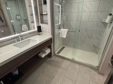 Base King bathroom