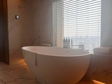 Corner studio bath tub