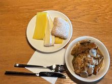 Bread, cheese and a small serving of Zürich-style chicken strips