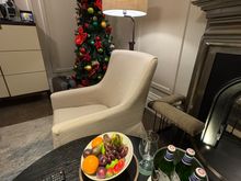 What better welcome amenity than:
- Christmas tree with lights dance
- My beloved tea pot in a festive red tea mitt
- a healthy fruit bowl with fresh figs and dates
- bucket of cold beers