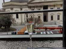 Sekt with curried eggs benedict with a view
