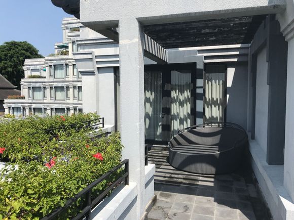 Side terrace leading of the bedroom 