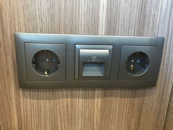 Every seat block shares these power outlets
