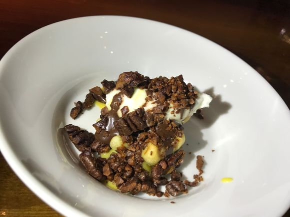 Chef's seasonal dessert:
- Luikse wafels with eggnog, chocolate and vanilla yoghurt icecream