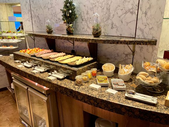 club lounge happy hour