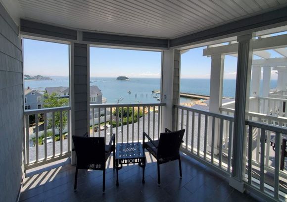 Balcony, 1 King Bed Madison Shoreline View