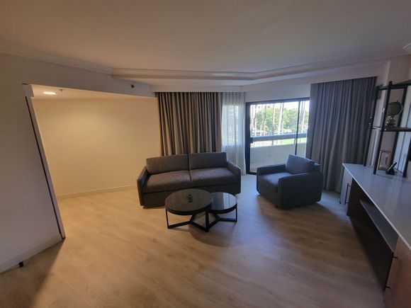 Seating area in connecting room