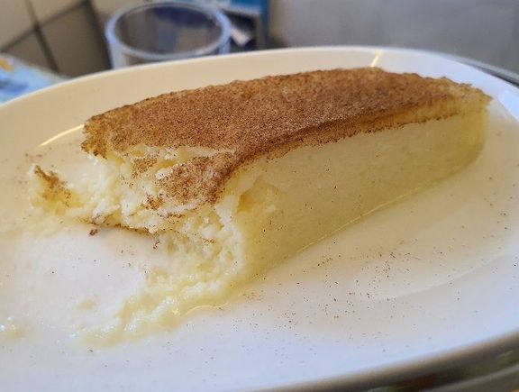 Anyway, the very kind FA (actually all of them were great) found me one last halva dessert and brought it to me. I'm not such a great fan of the caramelized sugar-cinnamon mixture on top, but it was good. 