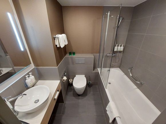 Bathroom of Junior Suite / Holiday Inn Düsseldorf Tolouser Allee