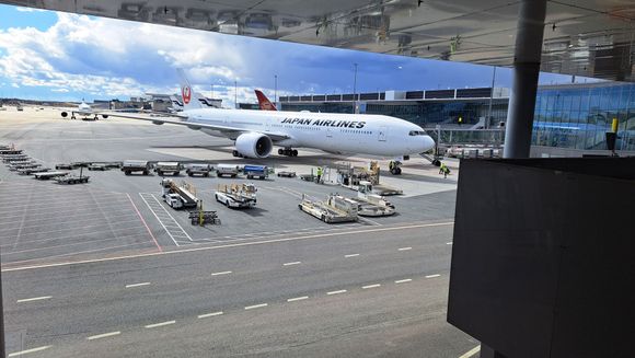 The jal boeing 777 300 er that will be my plane in a couple of hours just arrived on stand at gate 52at 1500 about ten minutes early.only 1 jetty at each gate in hel iirc