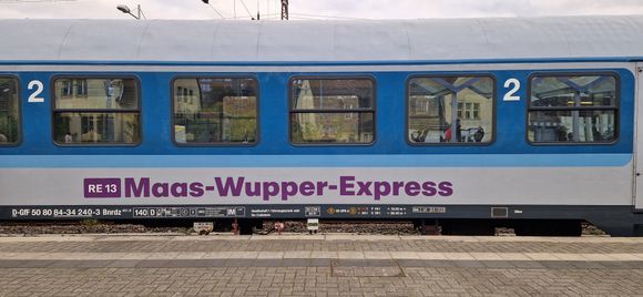 Thanks to AI, I was able to decipher the whole jumble of letters and numbers on the side of the carriage. For example, Bnrdz simply means: standard second-class carriage with central aisle, no own traction, doors at both ends, and electrically heated.