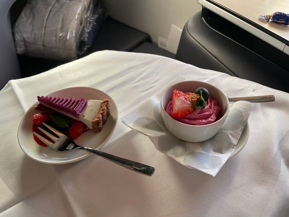 AY HEL-DXB J dessert