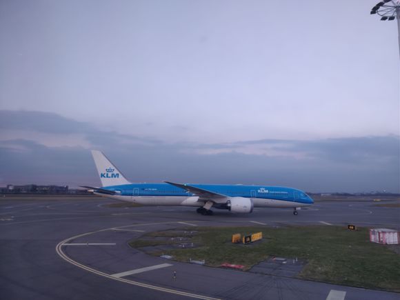 KL Dreamliner taxiing at AMS