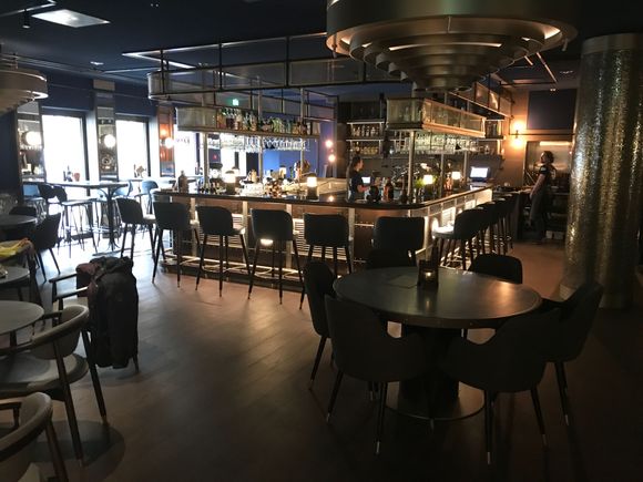 View from the lobbyentrance into Ultramarijn Bar