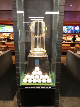 Not expecting much in way of a proper meal on my Honolulu flight, I headed over to SF Giants Clubhouse, a “Priority Pass Lounge” for breakfast.