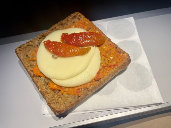 HEL-BKK J midflight snack available on request
