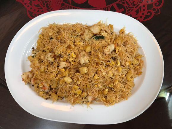 Mee hoon goreng ( fried thin rice noodles )