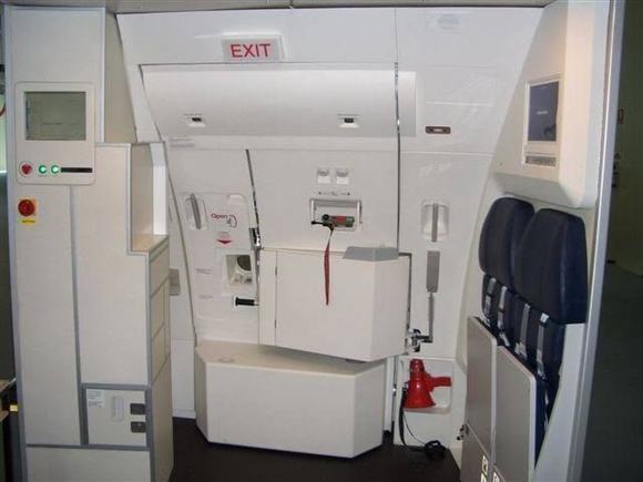 Door disarmed, pin in disarming mechanism