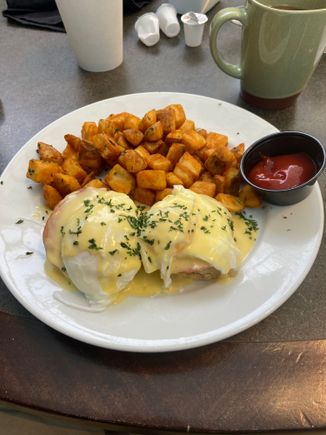Eggs Benedict at the Hyatt, Globalist benefit. 