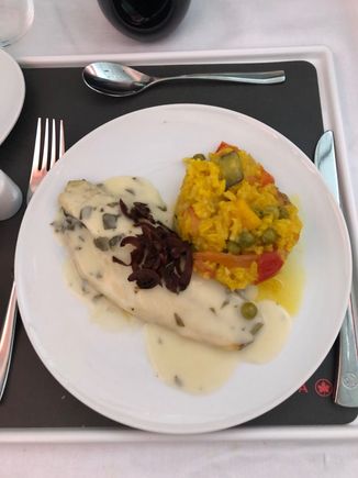I usually like the sea bass on this route. This time the fish was fine but the risotto was grossly overcooked. The risotto offered in the Swiss lounge was much better.