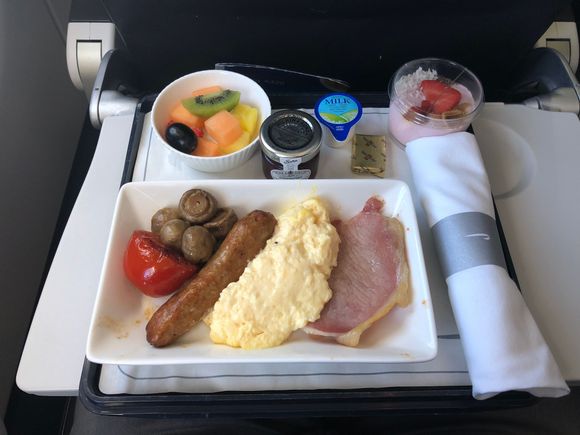 LHR-WAW breki today. Sorry don’t know the band. Fruit & yougurt were very nice but eggs disappointing!!