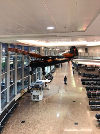 Mezzanine view looking down the C concourse from C9