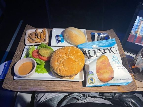 AS 212 SEA-ANC 11/1/2024

The burger was good, as always. Warms nut served with the meal. First round of drinks served prior to the meal. Chocolate chip cookie served afterwards.  Still not sure why they put an extra roll on the tray.