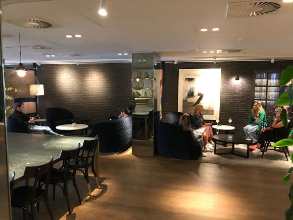 Even more seating area in the lobby